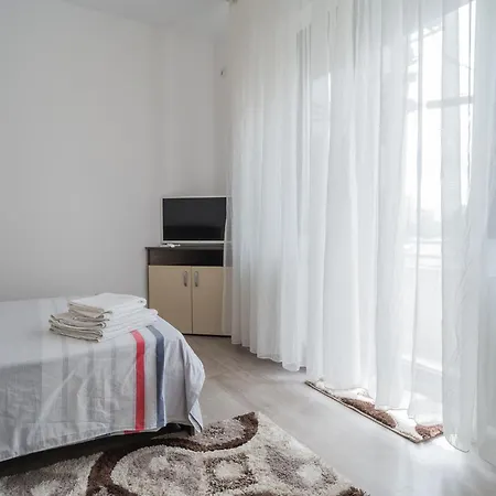 Cozy Near Victoriei Square - Berzei Lägenhet